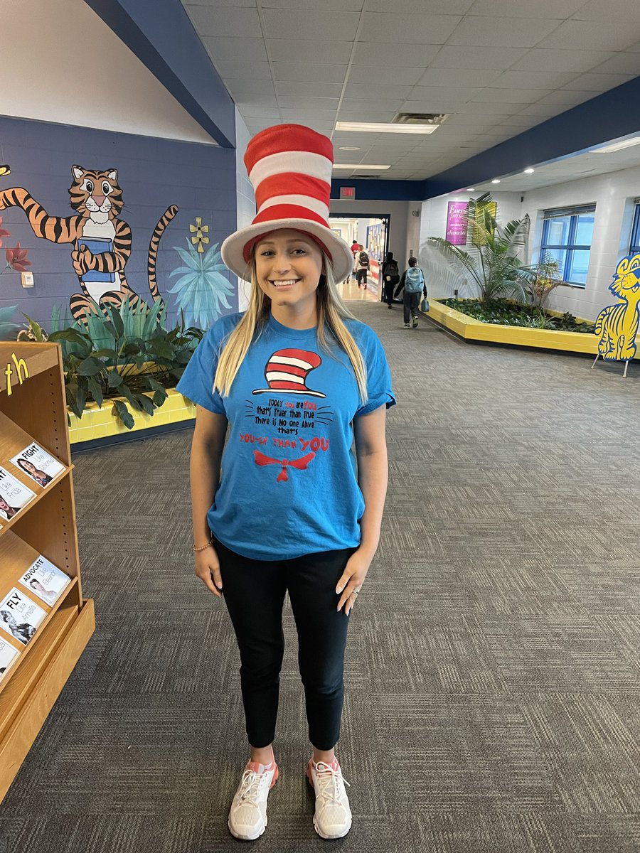 Carver_ES's tweet photo. Cat in the Hat Day at Carver! #ReadAcrossAmerica #SeussWeek https://t.co/suVre73fnF