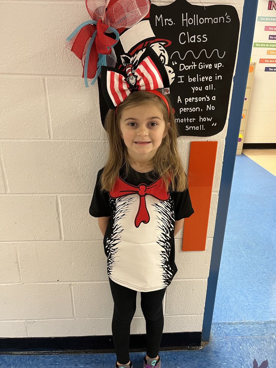 Carver_ES's tweet photo. Cat in the Hat Day at Carver! #ReadAcrossAmerica #SeussWeek https://t.co/suVre73fnF