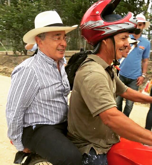 Carlos_AlmanzaA's tweet photo. El mal ejemplo de toda la clase política nacional y local, que miran al gremio de MotoTaxistas como una mina de votos, sin reparar el daño que le hacen a la sociedad, y a los mismos mototaxistas condenados a una actividad ilegal que no genera ningún desarrollo social ni económico https://t.co/pdI9kzBkeb
