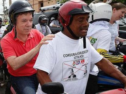 Carlos_AlmanzaA's tweet photo. El mal ejemplo de toda la clase política nacional y local, que miran al gremio de MotoTaxistas como una mina de votos, sin reparar el daño que le hacen a la sociedad, y a los mismos mototaxistas condenados a una actividad ilegal que no genera ningún desarrollo social ni económico https://t.co/pdI9kzBkeb