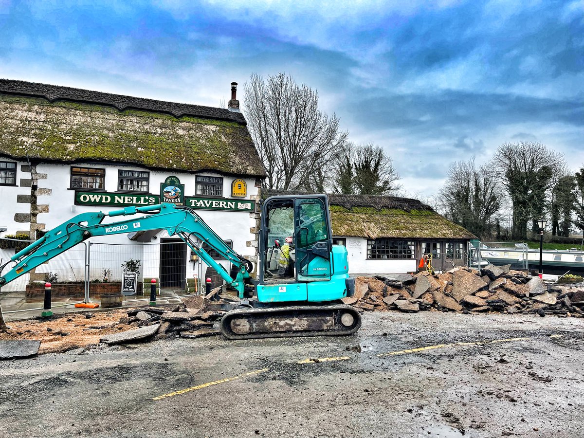 OwdNellsTavern's tweet image. Digging for treasure… Our Canalside patio refurbishment begins in the drizzle…. 🙄  No gold found yet, we’ll keep you posted when we do!!! 🏺⚱️⚰️ Making ourselves pretty…🎈