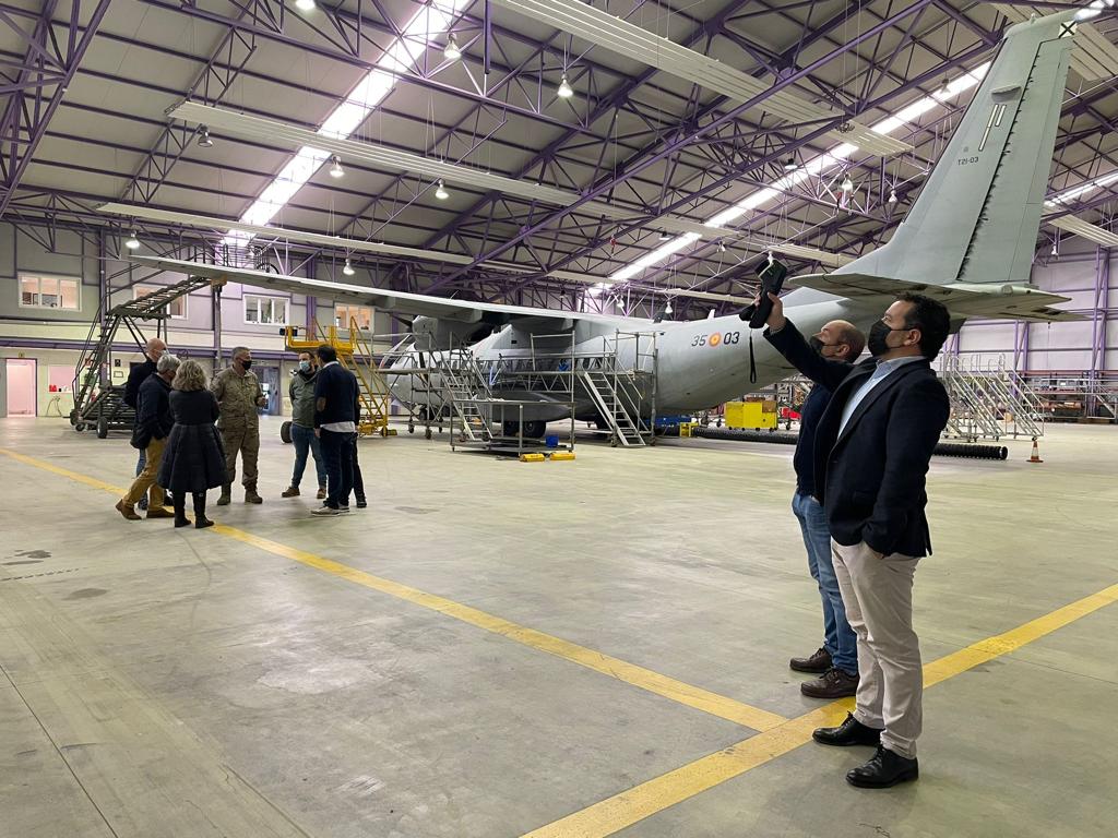 ✈️Hoy visitamos el hangar del Ala-35 de Operaciones Aéreas Especiales de #Getafe, donde se han instalado paneles #ZehnderZIP. 

Más información el producto 👉
productos.zehnder.es/es/producto/ze…

Gracias <a href="/EjercitoAire/">Ejército del Aire y del Espacio</a> por confiar en nuestras soluciones eficientes, confortables y saludables.