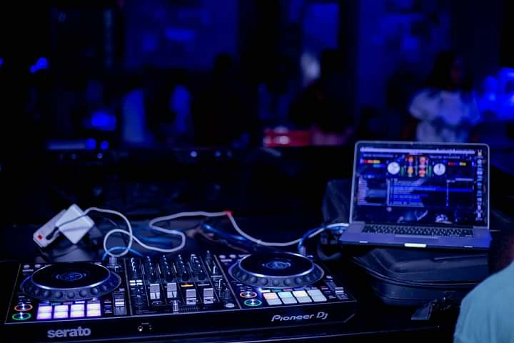 RidersLoungeLsk's tweet photo. Are you a DJ and are in College looking to perfect and show off your skill? Well you're in luck!!!!
We are looking for a college DJ to play specifically on our College night.
For more information contact us on 0979 979 744 or Come through to Riders Lounge @  Arcades! https://t.co/2QSDRWdPy4