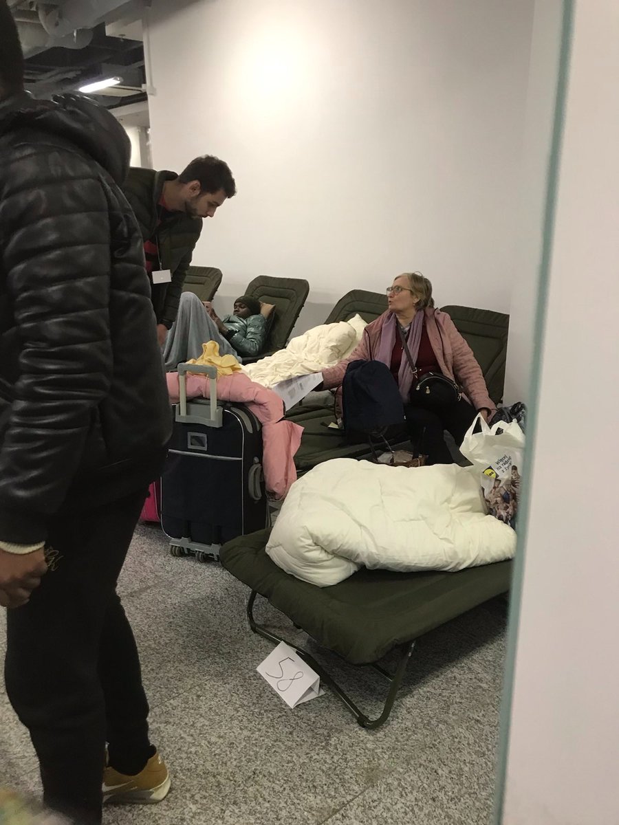 SkotnickiM's tweet photo. Na dworcu PKP w Krakowie są specjalne miejsca, w których podróżujący z Ukrainy mogą odpocząć. Są tam leżaki, parawany i darmowa kawa.

Czy tylko ja mam wrażenie, że skoro te komunikaty są kierowane do Ukraińców, powinny być napisane w przede wszystkim w języku ukraińskim? https://t.co/7H9gbKgf6l