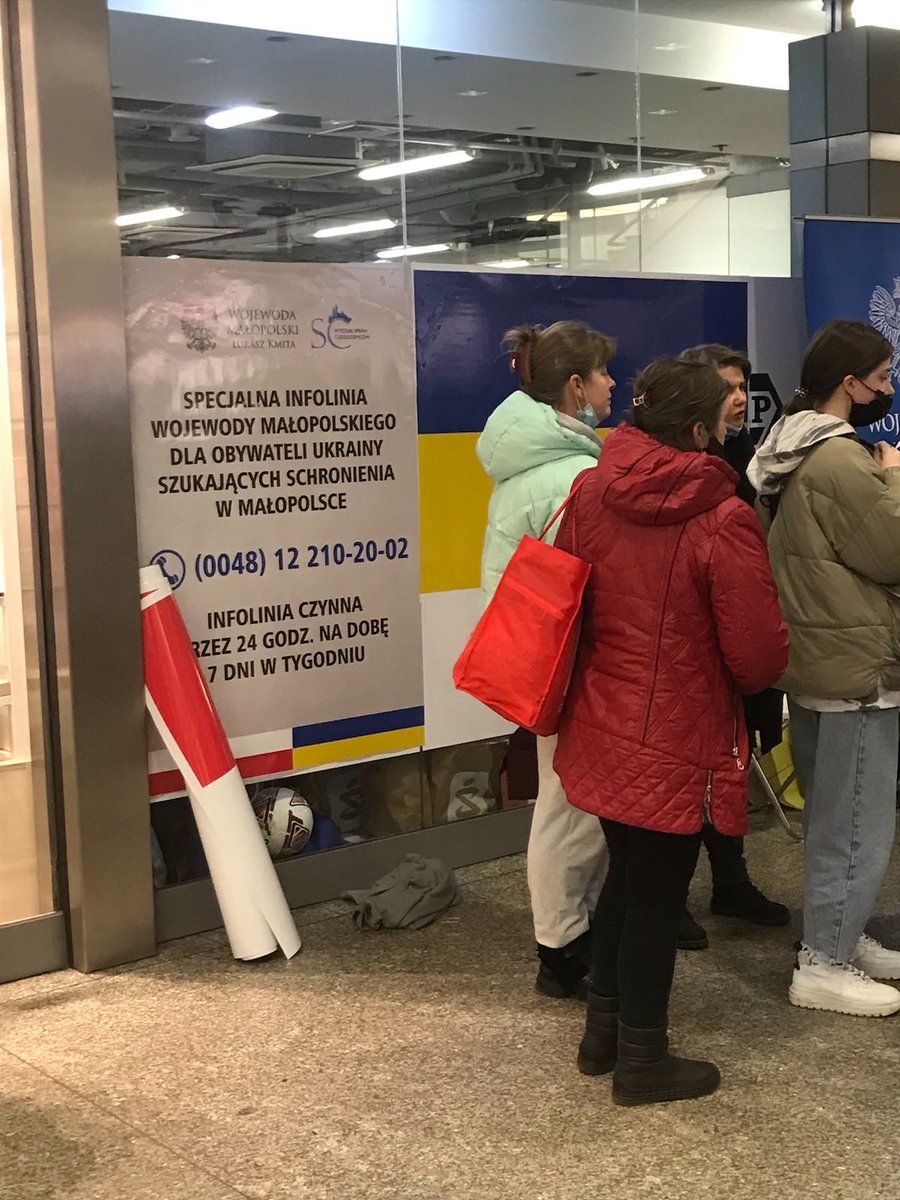 SkotnickiM's tweet photo. Na dworcu PKP w Krakowie są specjalne miejsca, w których podróżujący z Ukrainy mogą odpocząć. Są tam leżaki, parawany i darmowa kawa.

Czy tylko ja mam wrażenie, że skoro te komunikaty są kierowane do Ukraińców, powinny być napisane w przede wszystkim w języku ukraińskim? https://t.co/7H9gbKgf6l