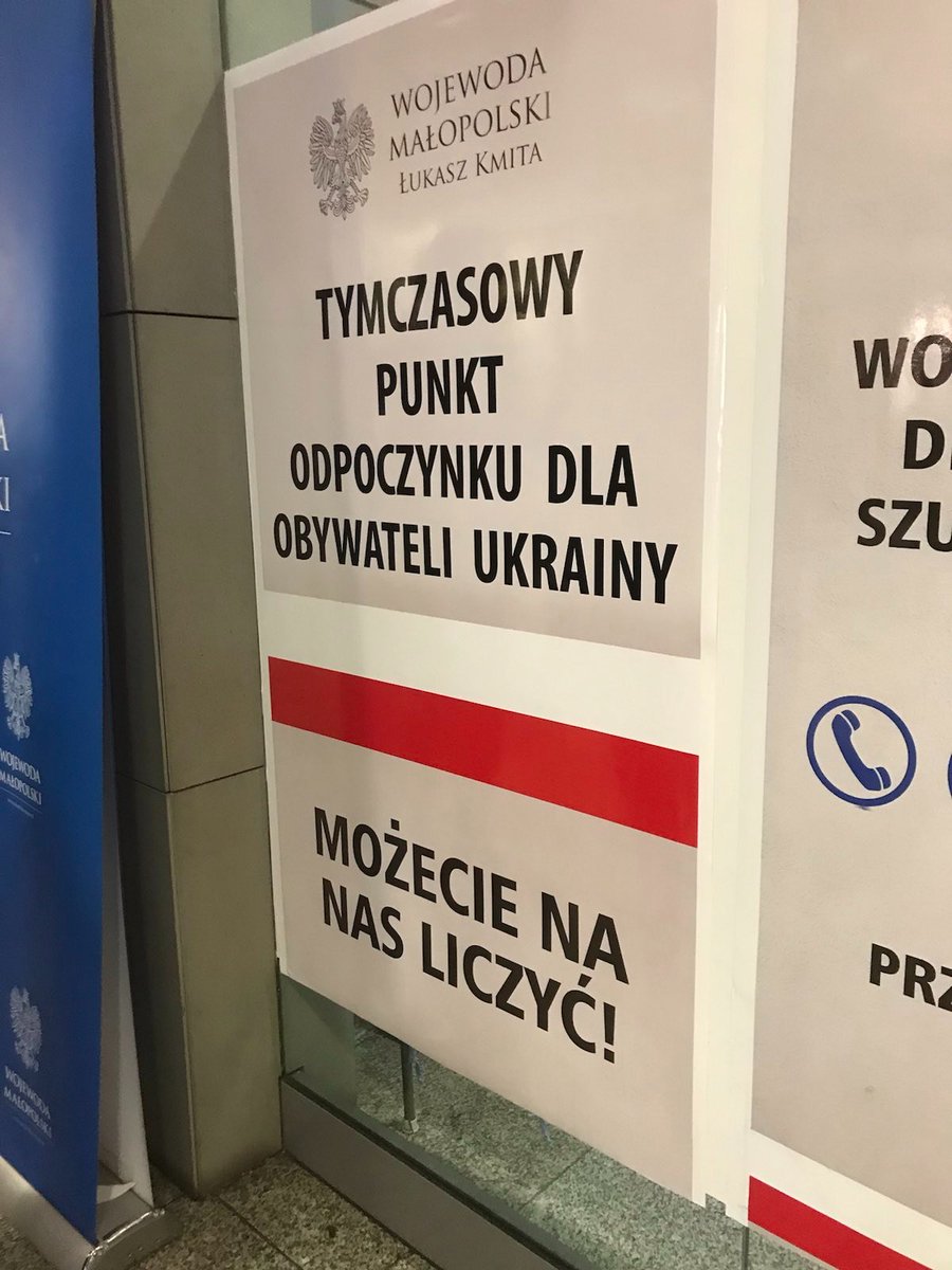SkotnickiM's tweet photo. Na dworcu PKP w Krakowie są specjalne miejsca, w których podróżujący z Ukrainy mogą odpocząć. Są tam leżaki, parawany i darmowa kawa.

Czy tylko ja mam wrażenie, że skoro te komunikaty są kierowane do Ukraińców, powinny być napisane w przede wszystkim w języku ukraińskim? https://t.co/7H9gbKgf6l