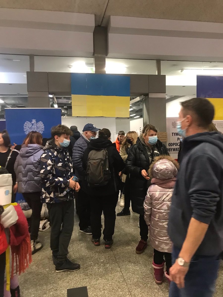 SkotnickiM's tweet photo. Na dworcu PKP w Krakowie są specjalne miejsca, w których podróżujący z Ukrainy mogą odpocząć. Są tam leżaki, parawany i darmowa kawa.

Czy tylko ja mam wrażenie, że skoro te komunikaty są kierowane do Ukraińców, powinny być napisane w przede wszystkim w języku ukraińskim? https://t.co/7H9gbKgf6l