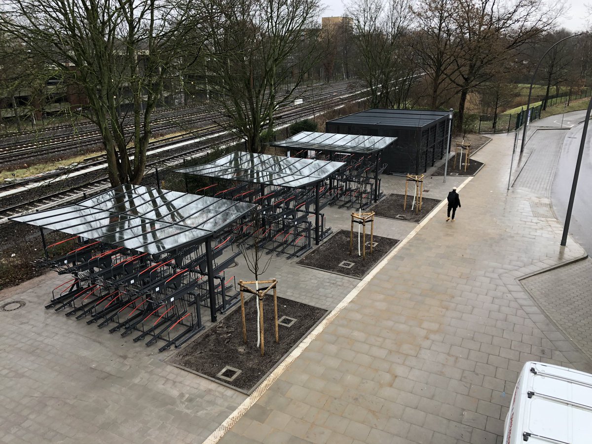 Moin #Neugraben 💙 Der erste Bauabschnitt von Bike+Ride-Stellplätzen ist fertig! Ab sofort stehen euch 310 zusätzliche Plätze am Busbahnhof zur Verfügung. Am Zugang Vogelkamp entstehen bis zum Frühjahr 330 weitere Abstellplätze mit Anbindung an die Veloroute 10.