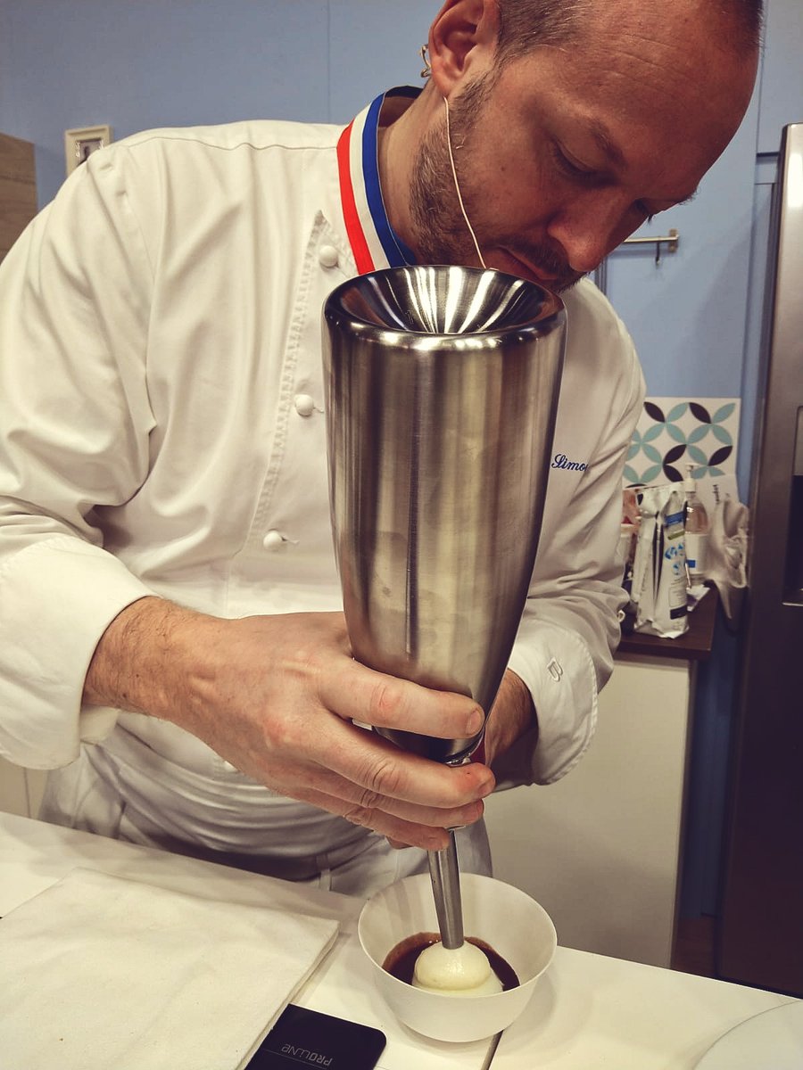 BleuBlancCoeur's tweet photo. Les #chefs 👨‍🍳 en action sur le stand Bleu-Blanc-Coeur au @Salondelagri ! 
👉 Frédéric #Simonin et @AubinPaquier sont en cuisine et prépare une recette notamment avec les #oeufs #VolaillesGuillieroises et la crème @edde_lait 🤩 !
#BBCauSIA #BleuBlancCoeur #SIA2022 https://t.co/trorU3ivCy