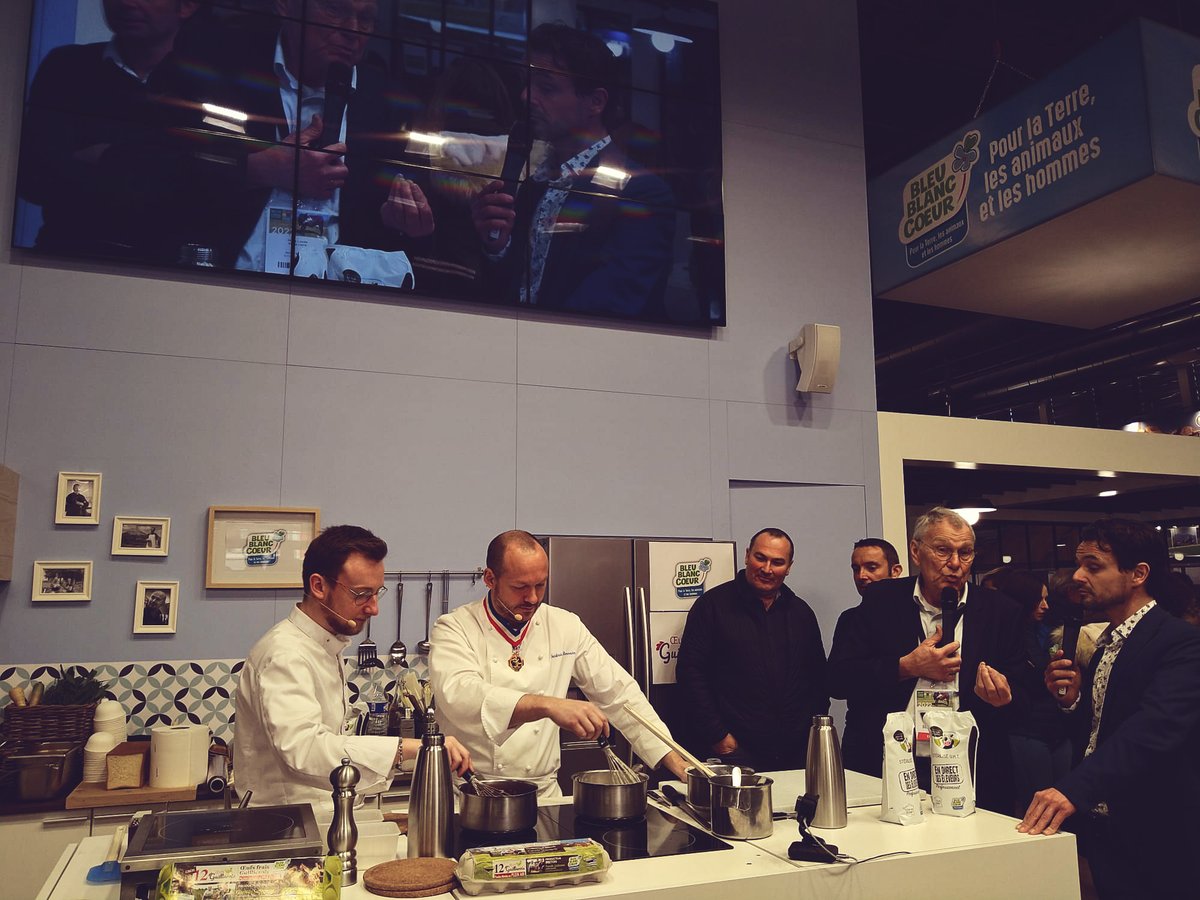 BleuBlancCoeur's tweet photo. Les #chefs 👨‍🍳 en action sur le stand Bleu-Blanc-Coeur au @Salondelagri ! 
👉 Frédéric #Simonin et @AubinPaquier sont en cuisine et prépare une recette notamment avec les #oeufs #VolaillesGuillieroises et la crème @edde_lait 🤩 !
#BBCauSIA #BleuBlancCoeur #SIA2022 https://t.co/trorU3ivCy