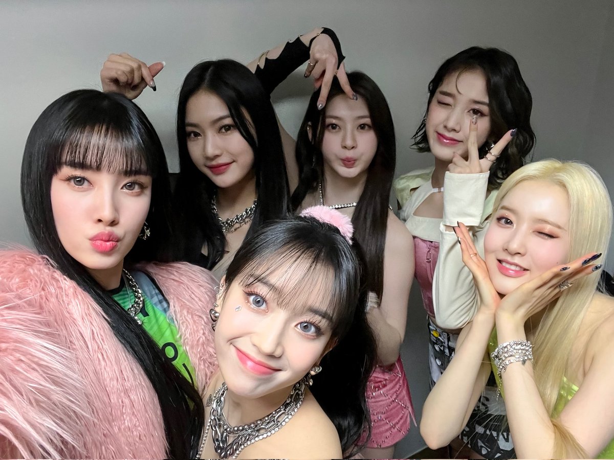 sumimbae's tweet image. Calling this stage as our legendary performance, I hope you guys entertained with the first stage with RUN2U. ❦