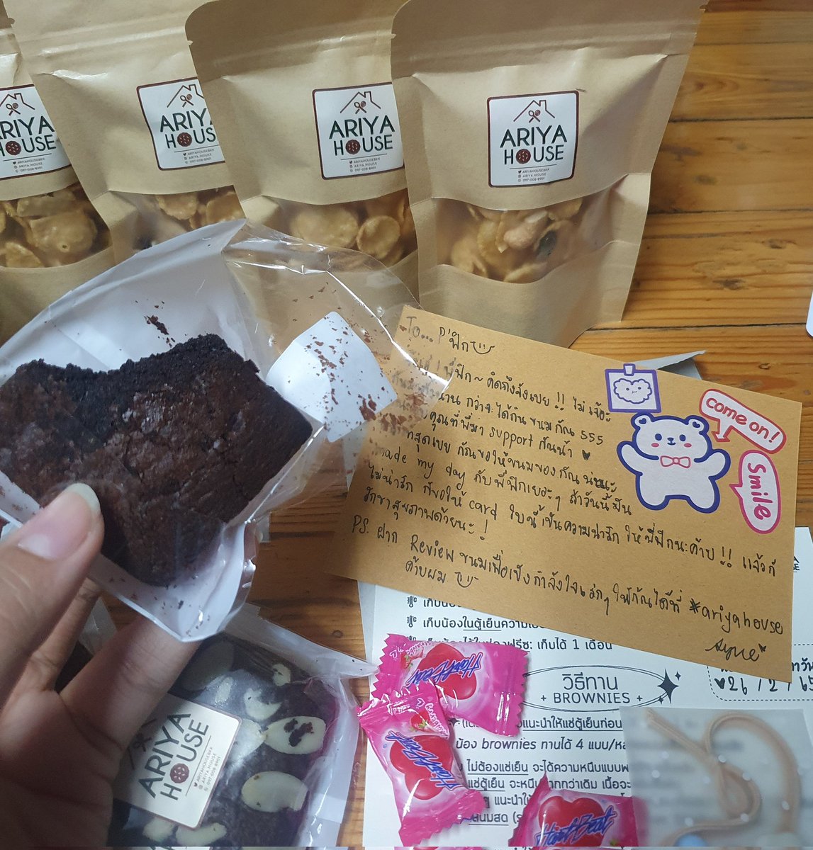 myfxxf's tweet photo. ขนมร้านนี้ ไม่ผิดหวังเลย เจ้าบราวนี่คือดรมาก เข้มข้นสุดๆ คอนเฟลกรสละมุนมากครับ มีแนะนำวิธีการเก็บรักษา วิธีการทานให้อร่อยมากขึ้นด้วย สำหรับการ์ดที่แนบมาคือน่ารักไม่ไหว ยอมแล้วครับยอมแล้ว น่ารักไปหมดด 🤎🖤 #ariyahouse https://t.co/RauZzTX3fm