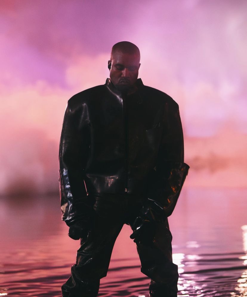 wrld_mag's tweet photo. 🚨 Depuis 3 jours, Kanye West est l’artiste le plus écouté aux USA sur Spotify ! 

10 de ses projets sont également dans le top Spotify, plus que n’importe quel artiste. 

Légendaire 🐐 https://t.co/ITu6vukMot