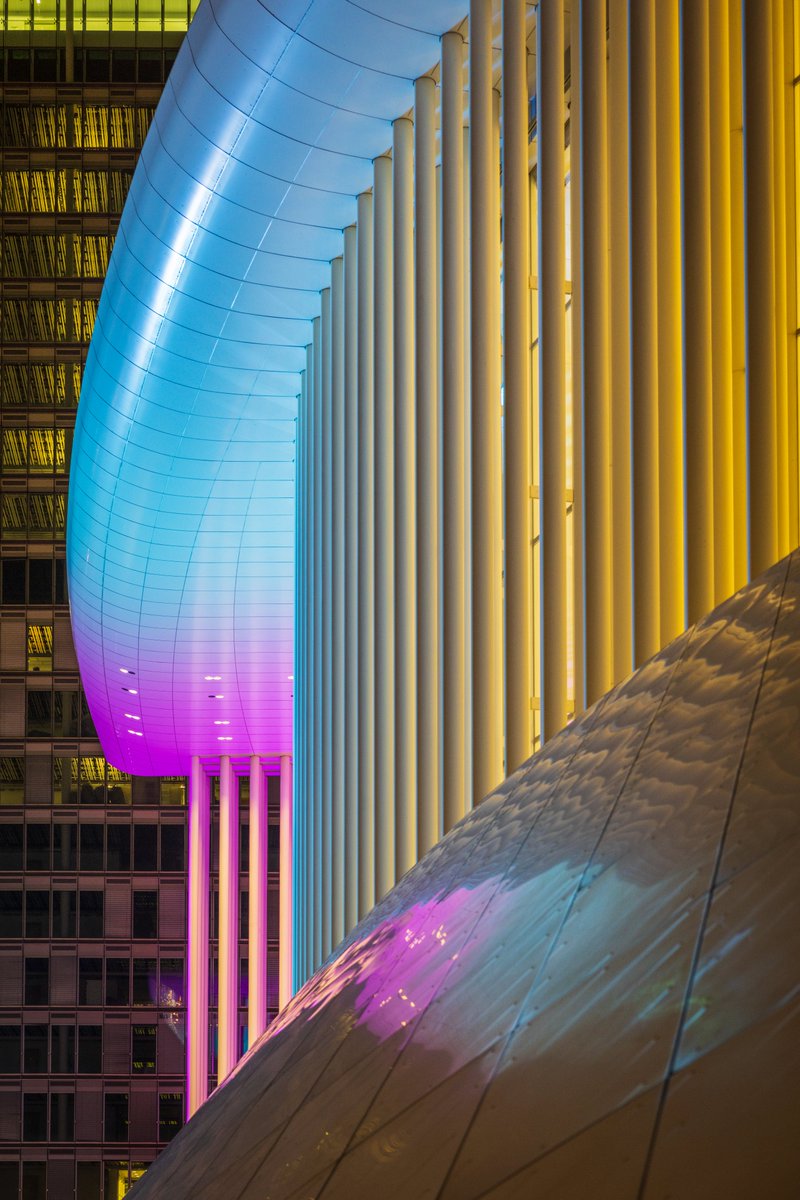 Den 28.02 markéiert déi 15. Editioun vum #RareDiseaseDay.Fir op seelen Erkrankungen an hir Auswierkungen opmierksam ze machen,un deenen 30.000 Mënschen eleng zu🇱🇺leiden,gouf d'#Philharmonie aus Solidaritéit am Kader vun der #GlobalChainofLights an de Farwen vun der #ALAN belicht!