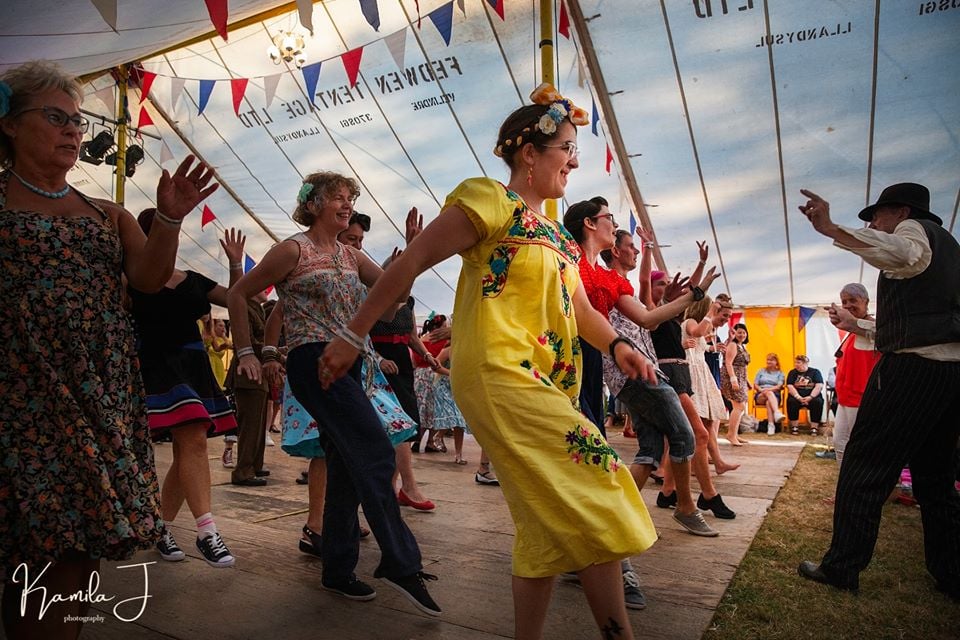 V4VCardiff's tweet photo. Summer is Coming @V4VCardiff - Vintage Festival Wales - 2022 🏴󠁧󠁢󠁷󠁬󠁳󠁿 Its a Fun Filled Weekend of Vintage Nostalgia 8/9/10 July🇬🇧 Book your Tickets Now https://t.co/N1c3rF5cnc #vintageforvictory @EverRotating @EventsNWales @CardiffTimes @Cymruwrthgalon @fly2wales @gr8musicvenues https://t.co/4U2PPBruvK