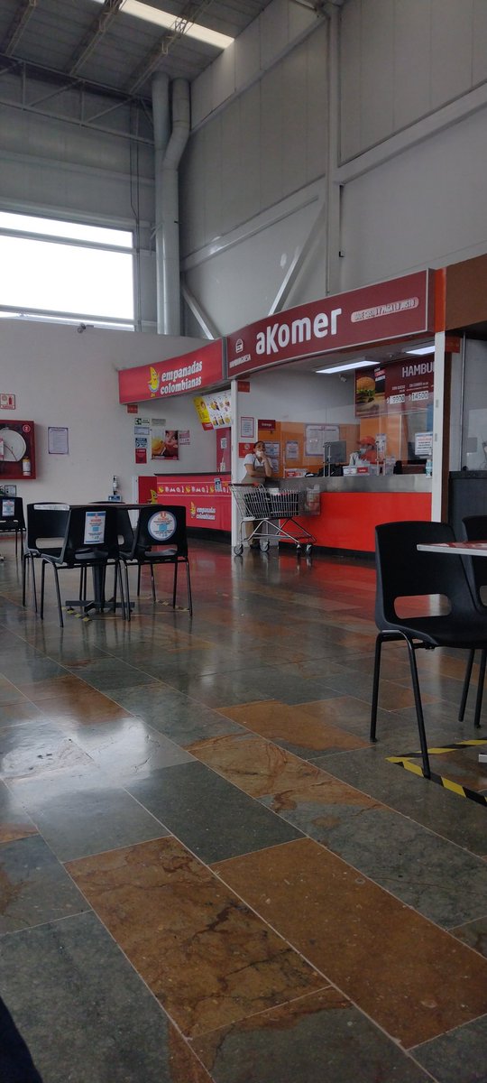 marpilca's tweet photo. @Empanadas_co llevo 20 minutos esperando que la vendedora del Pino de Alkosto 170 ponga a fritar dos empanadas de carne, llegue a las 8:30 y me dijo que el aceite estaba frío.... Cuánto demora calentando?? https://t.co/aMom9Q3L3y