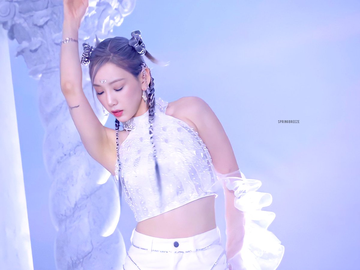 springbreeze918's tweet photo. [capture] INVU MV Behind The Scene 
#TAEYEON #태연 https://t.co/mgP3Cv3mrP