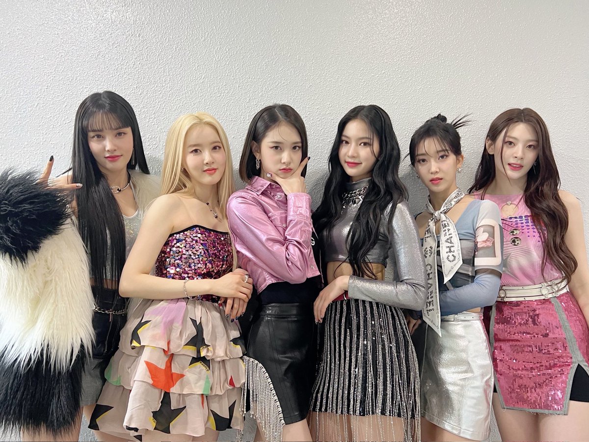 sumimbae's tweet image. This sparkling dream and our song will reach throughout the whole world! In the beginning it was completely white, but now it’s a colorful collection. 🤍