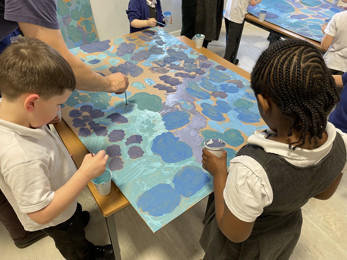 TempleLearning's tweet photo. We have had a brilliant start to the week with our amazing artist @PBProjects
So much care and attention from all the children! We cant wait to see the finished pieces! #art #engagement #learning #reallylooking #peterbaldry #cardboardart https://t.co/8TLHMxFefx