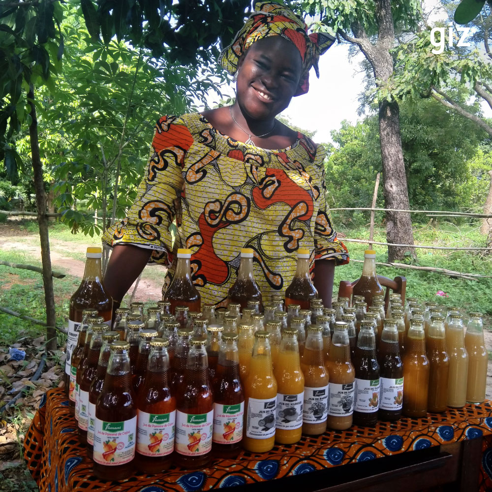 giz_gmbh's tweet photo. Cashewsaft als Geschäftsmodell? Dahamatou aus Togo erkannte auf einer Reise das Potenzial der Frucht und ist jetzt erfolgreiche Unternehmerin.

Wir unterstützen Kleinbäuerinnen &amp; Kleinbauern wie Dahamatou zum Beispiel durch Schulungen zur Vermarktung 👉 https://t.co/bSgO92Hdrh https://t.co/BjbTDHubsh