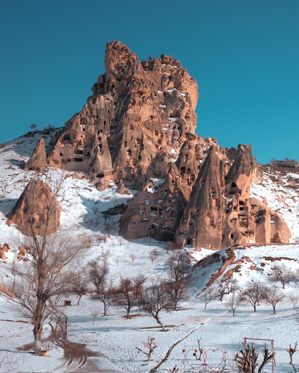 iamchrisborg's tweet photo. Cappadocia was an incredible experience last year full of unreal landscapes, crazy weather conditions and friendly horses. 

Have you visited this gem of a place yet in central Turkey ? 🇹🇷

.
.
.
.
.
.
.
.
#cappadocia #cappadociaturkey #horseriding #goturkey #gotürkiye https://t.co/fOOJXyeowV