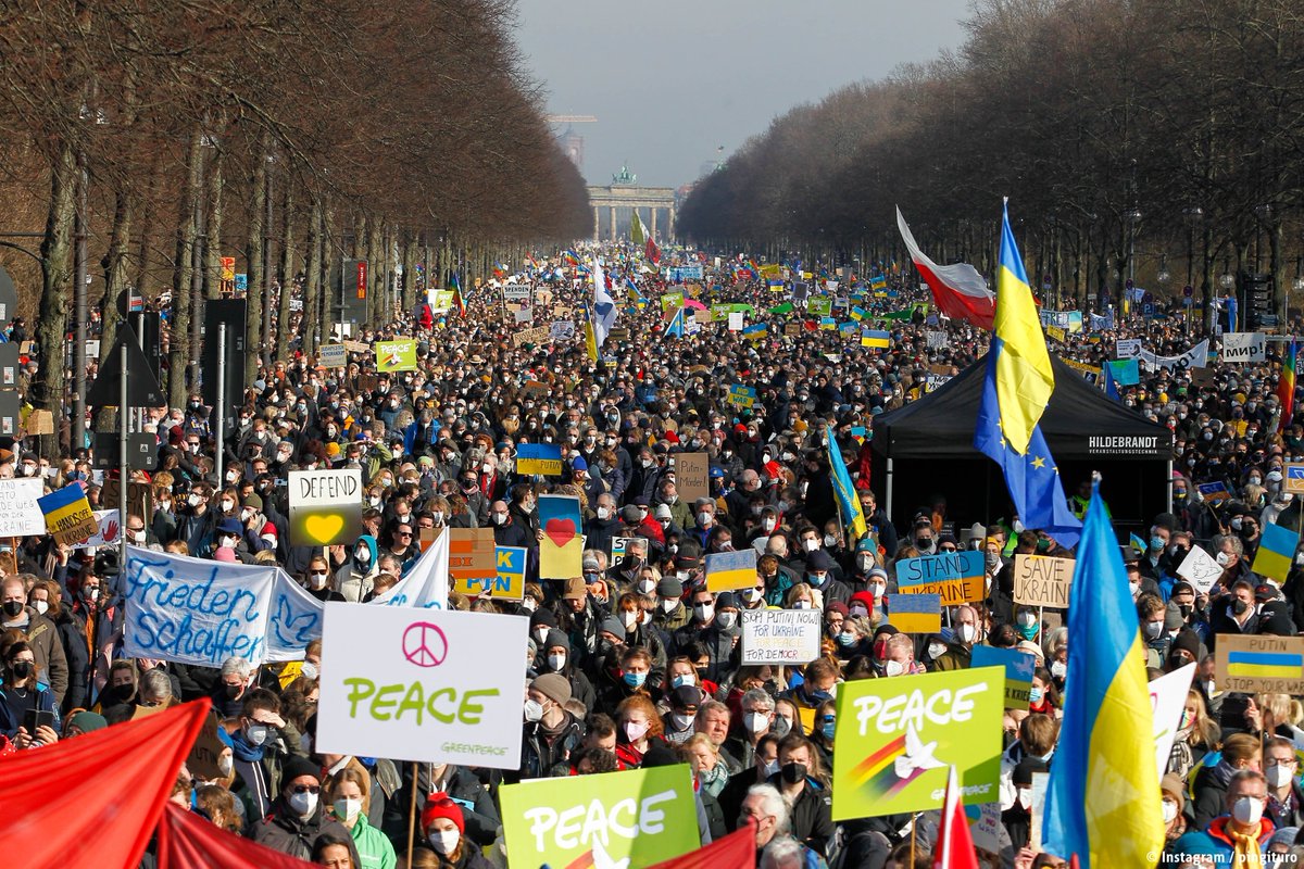 visitberlin's tweet photo. Berlin stands with #Ukraine. With all people who want to live peacefully and in freedom. Hundreds of thousands of people sent a signal in #Berlin yesterday for this very purpose🕊️

📸 Instagram / pingituro https://t.co/LS9otzlAW3