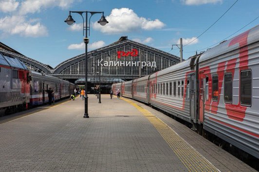 Пассажирские поезда, курсирующие в Калининград, в Литве делают только технические остановки. Посадка и высадка пассажиров не производится.
Движение трёх регулярных поездов осуществляется в штатном режиме и по расписанию.
Подробнее: gudok.ru/news/?ID=15963…