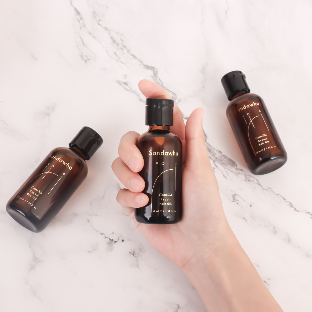 Liefessentials's tweet image. A quick fix for damaged hair in a bottle. Our Sandawha Camellia hair repair oil is filled with organic ingredients to restore shine and health to your hair.

#lovelief #veganbeauty #veganskincare #veganbeautyuk #skincareuk #organicskincare #haircare