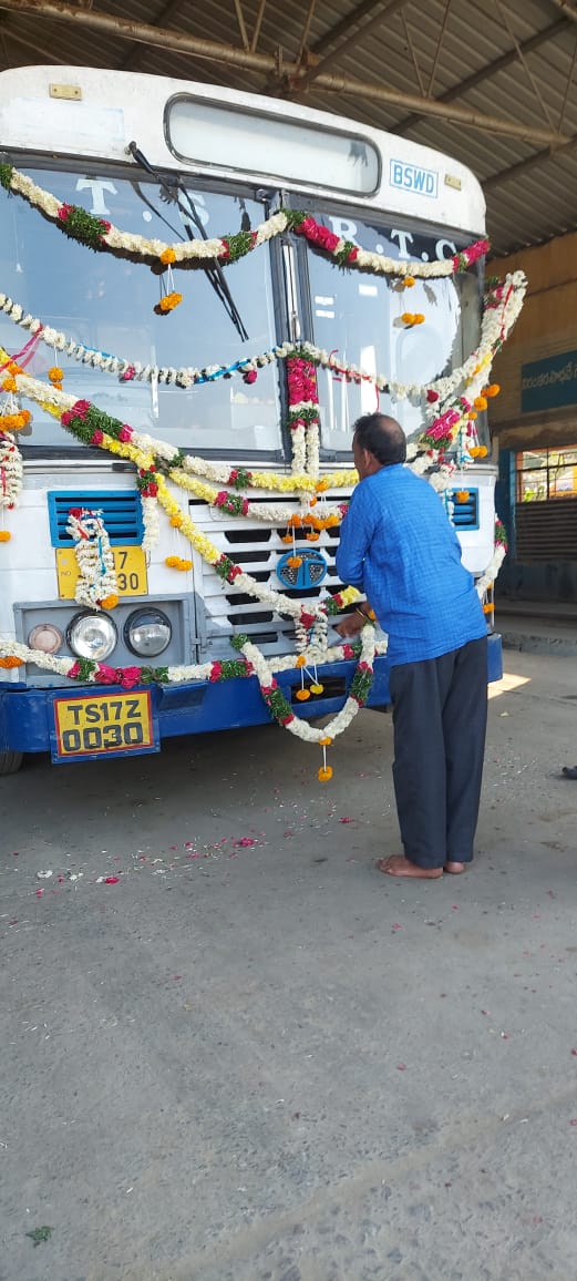 RavikumarGangi2's tweet photo. @tsrtcmdoffice  @Govardhan_MLA 
ఏ పని చేసాము అన్నది ముఖ్యం కాదు, చేసే పనిని ఎంత గౌరవించాము అన్నది ముఖ్యం..
ఒక డ్రైవర్ తను రిటైర్ అయ్యే ముందు తనకు ఇన్నాళ్ళు అన్నం పెట్టిన బస్ ను పూజించి, వృత్తి పట్ల కృతజ్ఞతను చాటుకున్నాడు..🙏🙏
Great insipertion..🌹🌹 https://t.co/mNQ3VfFCSa