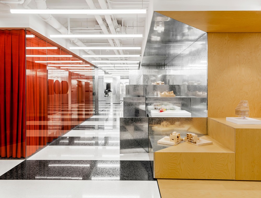 e_architect's tweet photo. Cool and clean lines define different zones of work, communication, research, and display, all connected by CLOU’s signature silver galvanized walls
https://t.co/jbaEIB9uDi
#OfficeInterior #BeijingInterior #China #ChineseInterior https://t.co/anYyEJcEZz