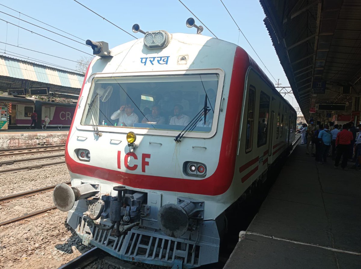 SrdsoM's tweet photo. Safety Inspection of CSMT-LONAVLA section by ED PG,Rly Board Shri Vivek Srivastava  along with SR DSO Mumbai Shri Robin kalia.
#SafetyFirst #SafetyMatters 
@drmmumbaicr https://t.co/eCUa5FFtRl