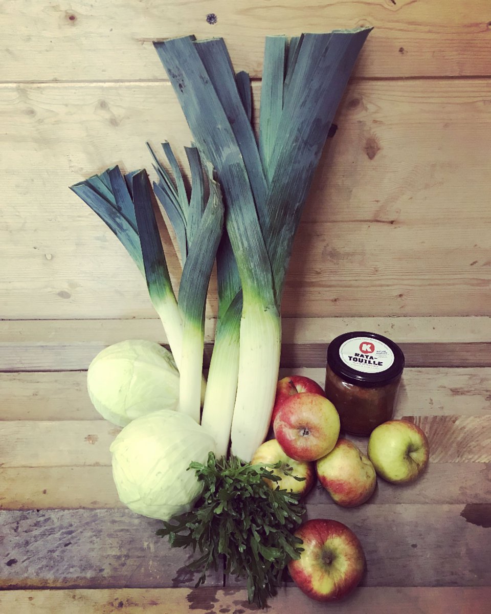 kartoffelkombi's tweet photo. Diese Woche startet mit Sonnenschein und der Erkenntnis, wie dankbar wir für die kleinen Dinge sein können. Der #Ernteanteil diese Woche enthält Lauch, Weißkohl, Rucola, Äpfel und Ratatouille.
Lasst es Euch schmecken!🕊☀️💚
#solidarischelandwirtschaft #peacefood #ernährungswende https://t.co/9J67XDaWF4