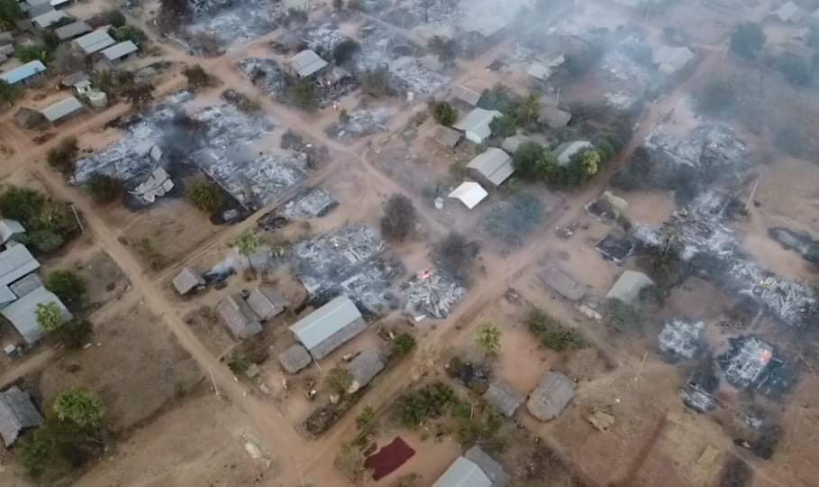 Khithitofficial's tweet photo. စစ်ရဟတ်ယာဉ်နှစ်စီးဖြင့် ပစ်ခတ်တိုက်ခိုက်ခံရပြီး ရွာလုံးကျွတ် မီးရှို့ခံ လိုက် ရ သော ယင်းမာပင်မှ သပြေအေးကျေးရွာ

ရန်ကုန်၊ ဖေဖော်ဝါရီ ၂၈
Read More -> https://t.co/omJNUvNJUT https://t.co/xYjofXugQ7