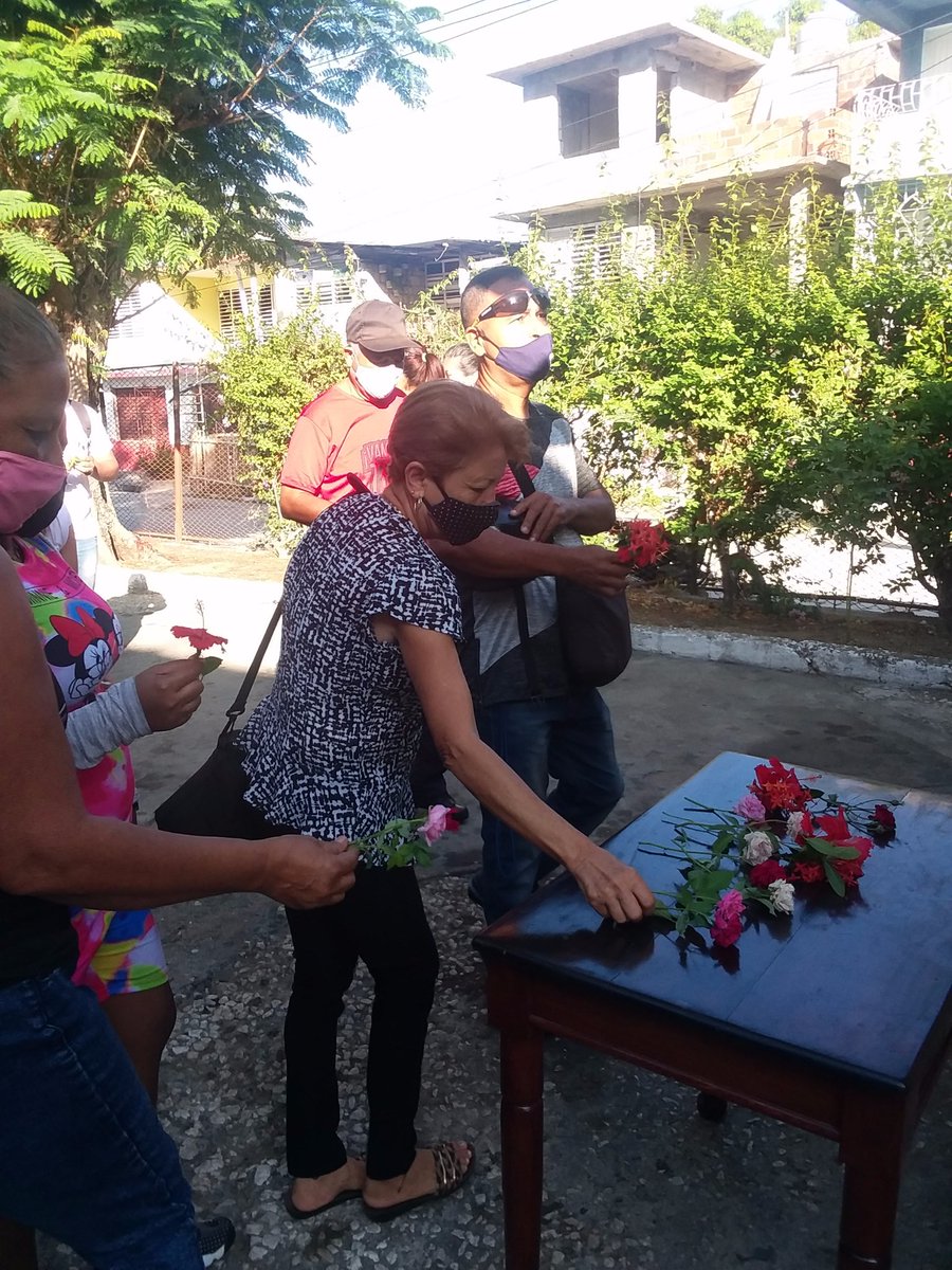 granma_ujc's tweet photo. Los trabajadores y cuadro de la #UJCGranma ponen la flor del compromiso al Comandante Hugo Chávez Frías en homenaje al 9no aniversario de su muerte. #ChávezVive https://t.co/kYubKFMJqs