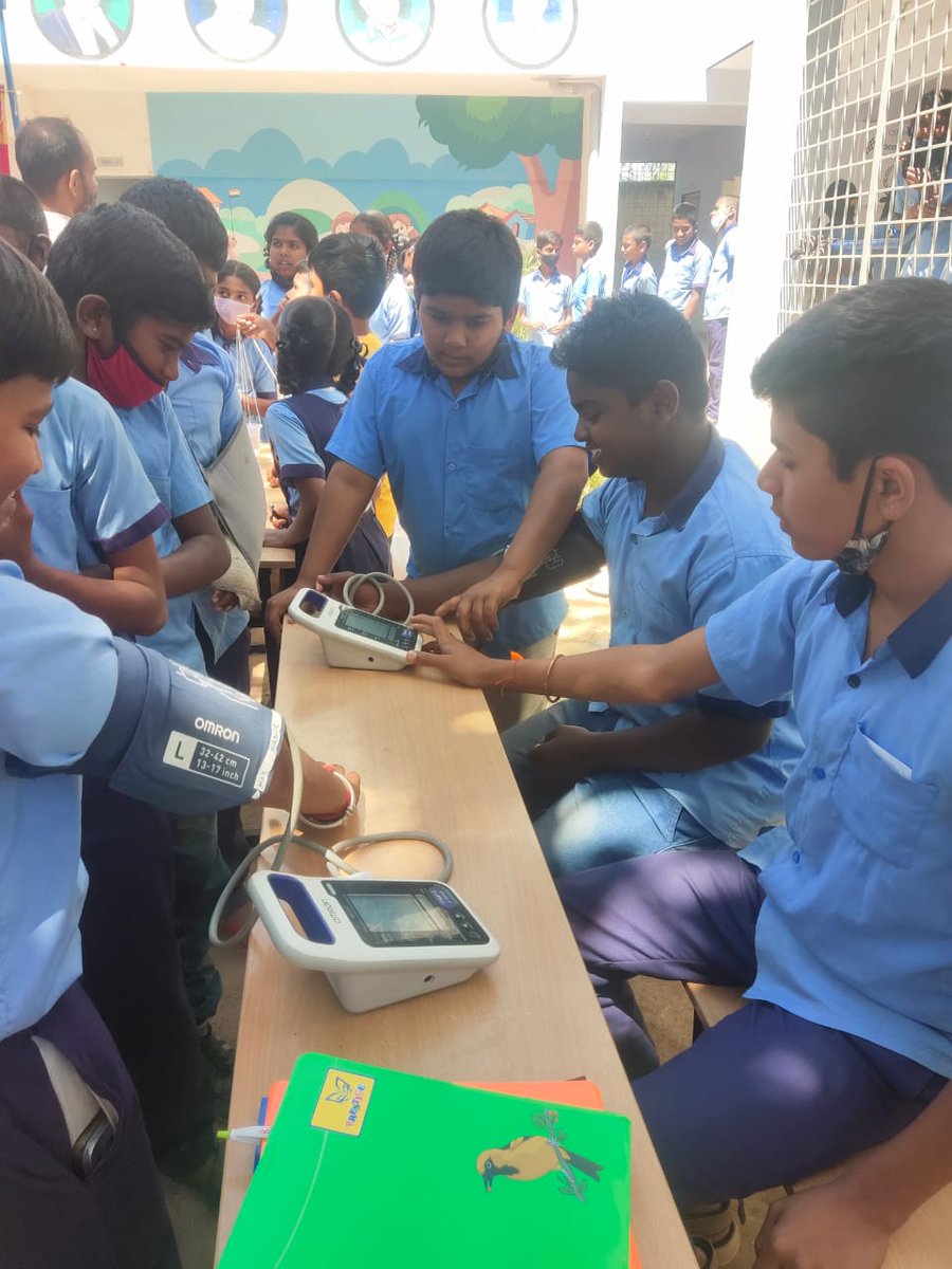 media_edifice's tweet photo. Marking #NationalScienceDay, Huskur GHPS school in Anekal Taluk hosted a science exhibition for their students.
#EdificeFoundation, as the school's partner through block #education office has furnished the interiors of library, science lab & computer lab.
#EducationForAll https://t.co/DXsbfeaRUs