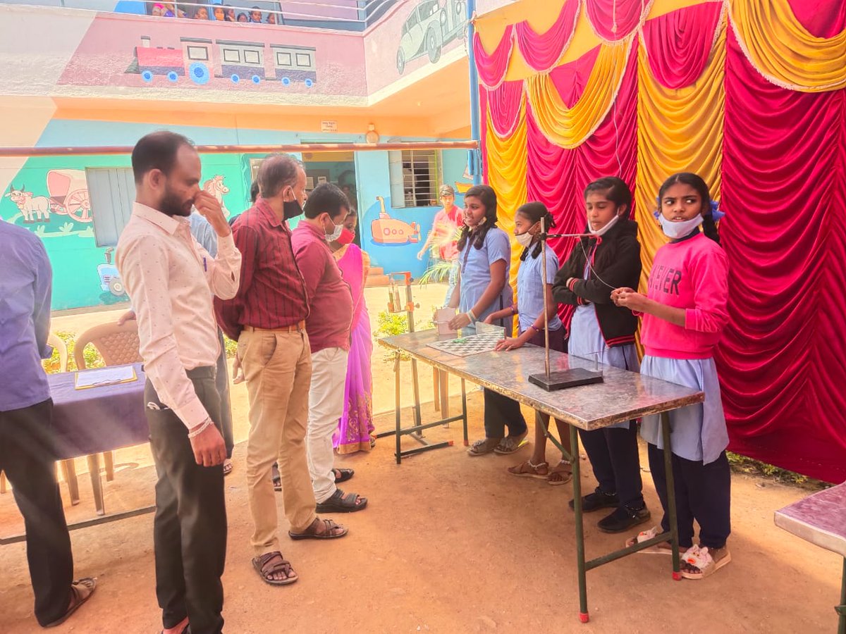 media_edifice's tweet photo. Marking #NationalScienceDay, Huskur GHPS school in Anekal Taluk hosted a science exhibition for their students.
#EdificeFoundation, as the school's partner through block #education office has furnished the interiors of library, science lab & computer lab.
#EducationForAll https://t.co/DXsbfeaRUs