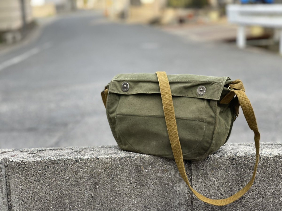 re_storage's tweet photo. 【海外古着卸　RE:STORAGE👖】
ロシア軍ガスマスクバッグが大量入荷しました！
80年代あたりのデッドストックです👍
(長期保管、経年変化によるキズ等は多少あります)
ショルダータイプで普段使いしやすく、
マチが広いので意外と荷物もたっぷり入ります
！
5個セットと10個セットで販売します！ https://t.co/L5bdBzTUyT