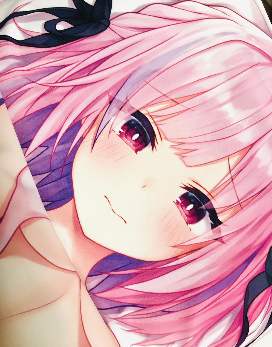 「うう、、、何するんですか」
「そ!そんなことしても!ミルのピノはあげませんからね〜!」
#生駒ミル ちゃん抱き枕カバー色校遊び。 