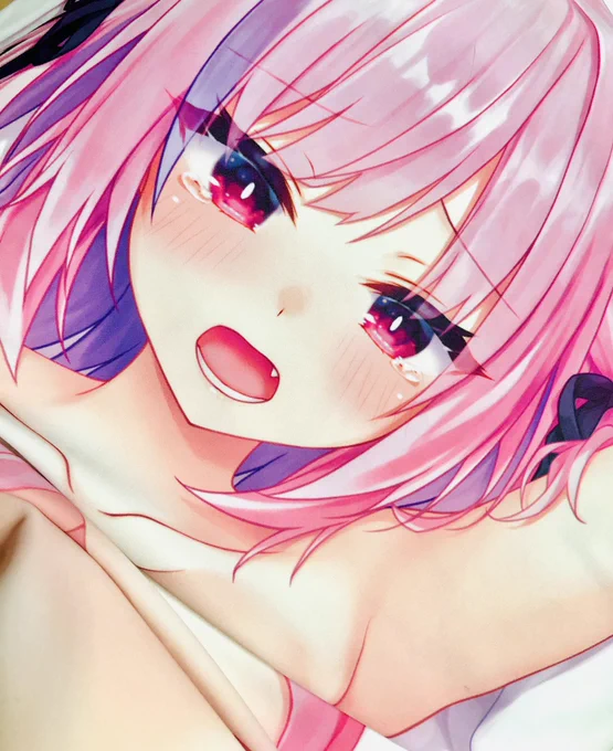 「うう、、、何するんですか」
「そ!そんなことしても!ミルのピノはあげませんからね〜!」
#生駒ミル ちゃん抱き枕カバー色校遊び。 