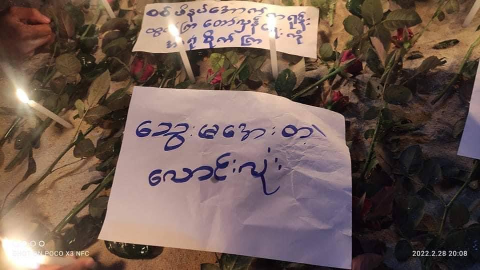 KYITHAR95368969's tweet photo. Young people from #LaungLon Twp, #Dawei , staged a #CandleStrike movement for marking one year memorial service for fallen heroes who passed away within Spring Revolution.

80 CHILDREN HELD AS HOSTAGES

#2022Feb28Coup 
#WhatsHappeningInMyanmar https://t.co/VwMjwH1KjT