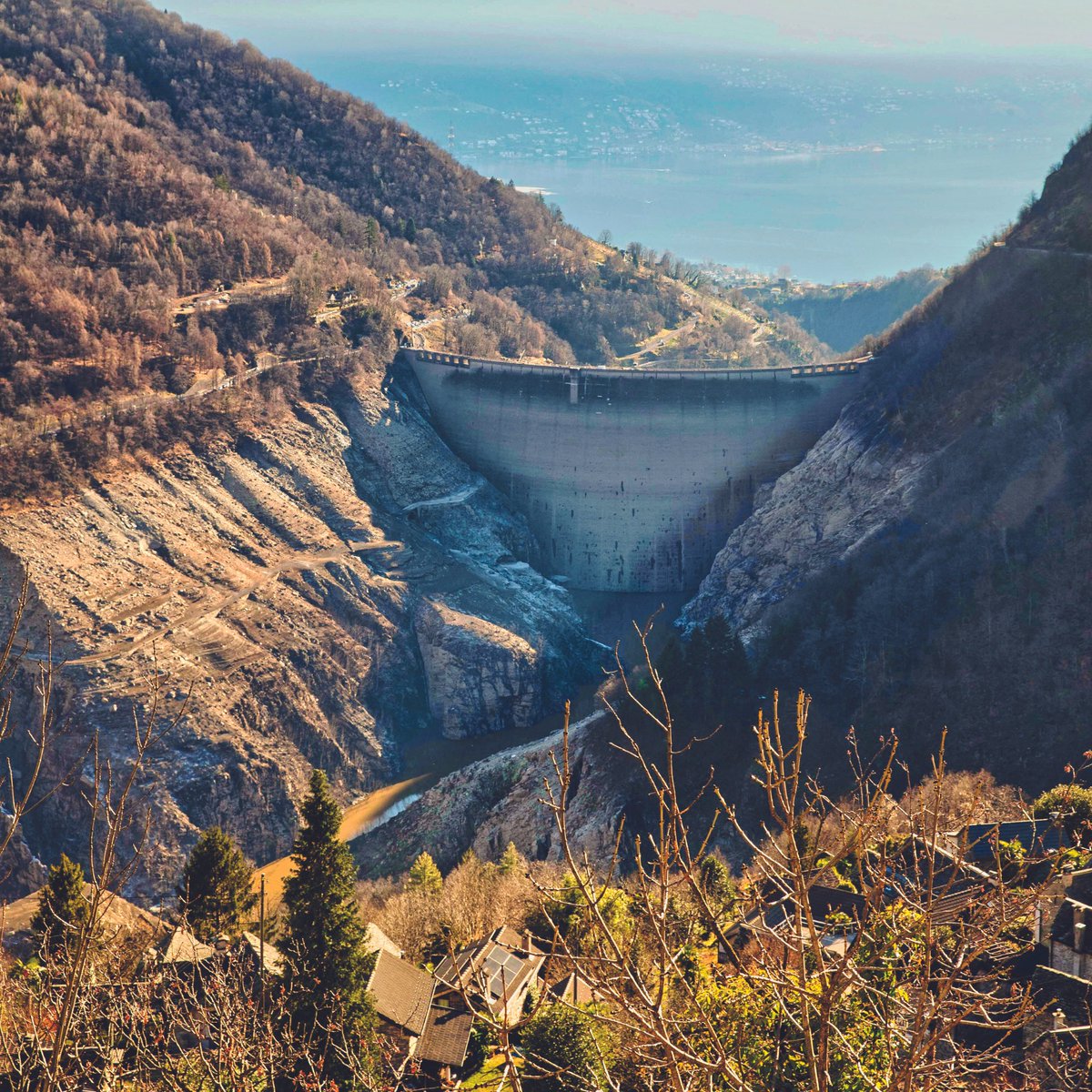 Storia di copertina: Valle Verzasca, il vuoto dà spettacolo

bit.ly/laRivista