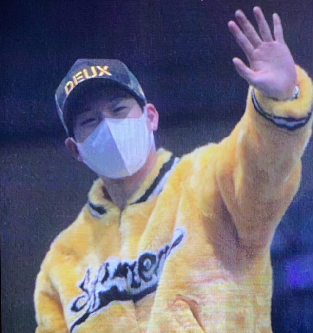 sweetenerhyungs's tweet photo. thank you so much jooheon. 💛🐝@OfficialMonstaX @joobebeyearbook https://t.co/JEMYgTaPLZ