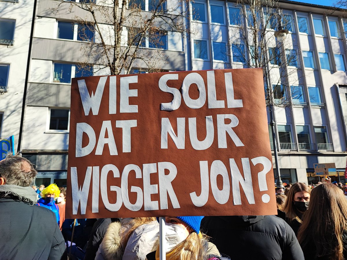 AlexBergCCAA's tweet photo. Köln setzt ein Zeichen🇺🇦🇪🇺
Chlodwigplatz heute 12 Uhr!
#standwithukraine https://t.co/J8AYcg6fZ5