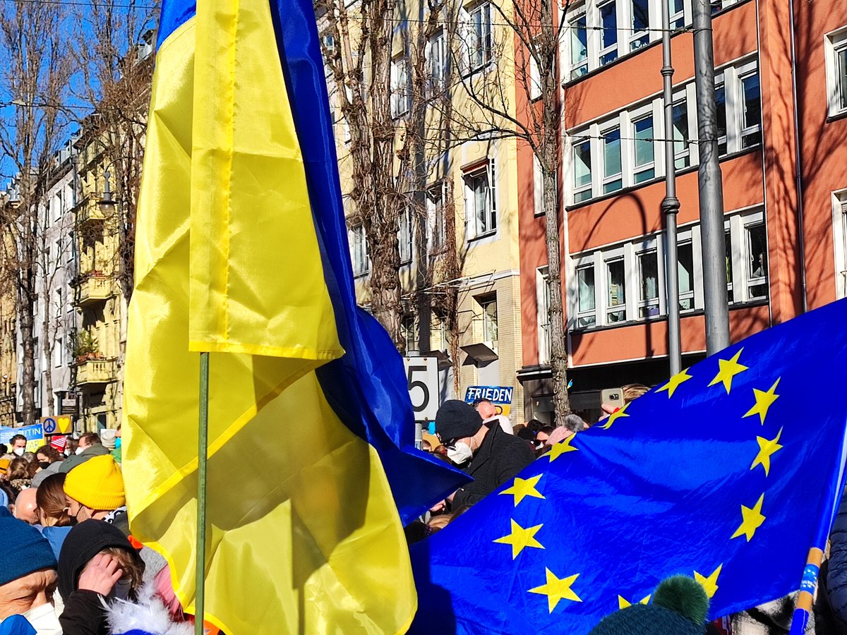 AlexBergCCAA's tweet photo. Köln setzt ein Zeichen🇺🇦🇪🇺
Chlodwigplatz heute 12 Uhr!
#standwithukraine https://t.co/J8AYcg6fZ5