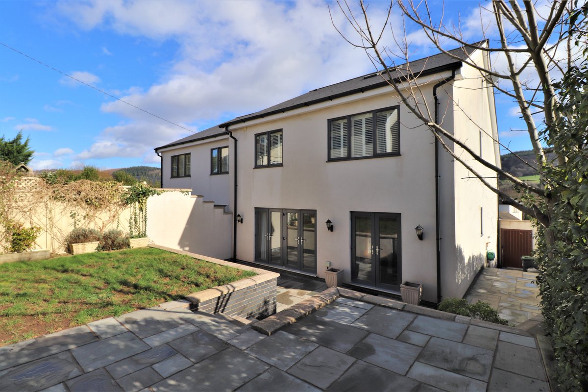 RRKProperty's tweet photo. New on the market with us!!!
Modern split level semi-detached 4 bed located in Dixton Close, Monmouth. With high thermal insulation, private parking and turning area &amp; terraced garden at the back. #housesforsaleinmonmouth https://t.co/1gpbGg4YkV