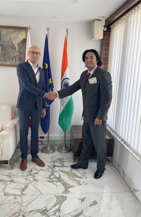 g7_vikashverma's tweet photo. Circle of Life..
Poland Whole Heartedly opens its borders to Indian Students fleeing from Ukraine. 
History may not repeat the exact same events, but the same patterns tend to emerge over time.. https://t.co/62TTeNEsrz