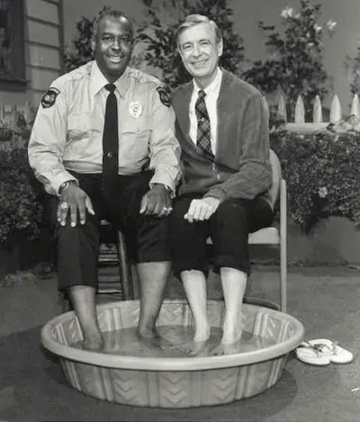 In 1969 when Black Americans were still prevented from swimming alongside whites, Mr. Rogers invited Officer Clemmons to sit with him and cool his feet in a pool. #jessaminelove #MrRogers #dotherightthing #peopleinyourneighborhood #united  #blackhistory#lovethyneighbor ❤️