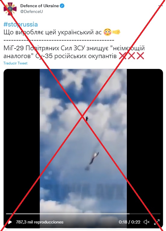 EFEVerifica's tweet photo. ❌ El vídeo de un avión ✈️ ucraniano derribando un caza 🛫 ruso y atribuido al legendario Fantasma de Kiev en la #GuerraEnUcrania no es real. 

Son imágenes de un videojuego 🎮 difundido en YouTube. 👇
https://t.co/aKNWl3Nvyq https://t.co/GrfyxJTrgI
