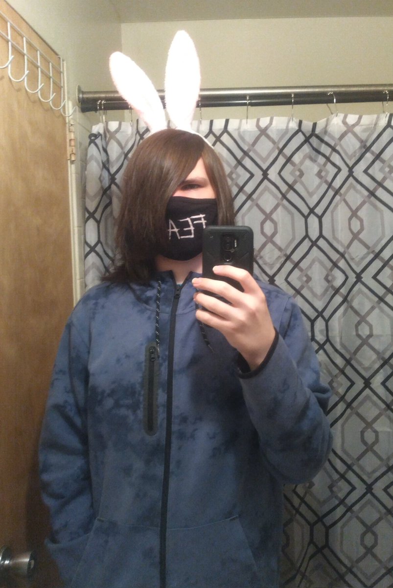 vriskamoder's tweet image. 8unny ears w fear mask (didn't sleep so look dead inside)
