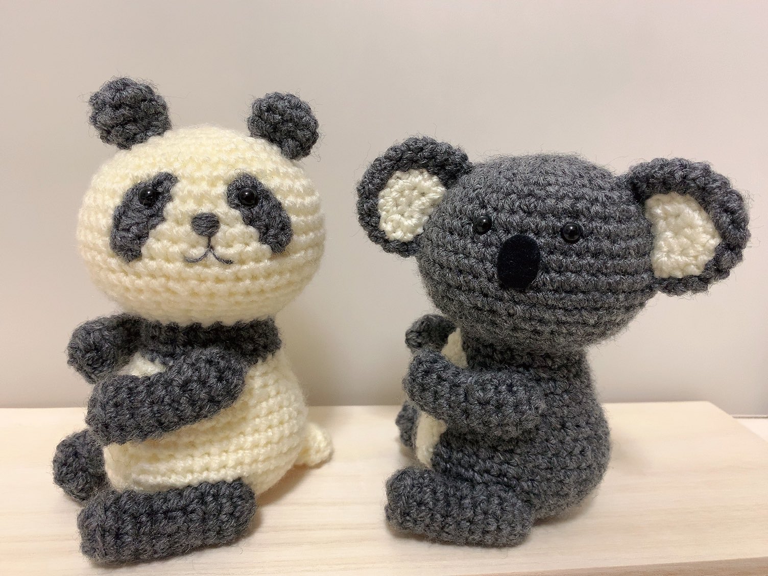 Happysmile あみぐるみ作家 ᵔᴥᵔ 第四回寺井あみものコンテスト Kyoto Terai だっこして コアラ だっこして パンダ のオリジナルあみぐるみです 白とグレーの2玉を活用してこの2匹が完成 編み図は頭体手足は同じ パンダの口はグレー1 3本取り